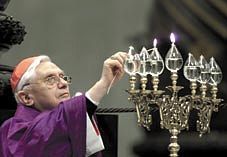 Ratzinger enciende el candelabro hebreo