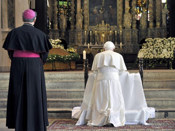 Benedicto XVI arrodillado ante el altar principal de la Catedral de Erfurt (cuna del Luetarnismo)