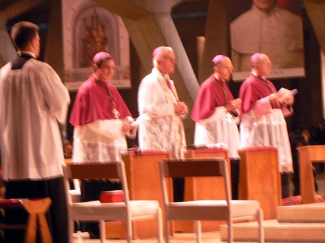 Fariseos lefebvrianos celebran sus liturgias en templos ecuménicos profanados, como el templo ocultista edificado por el masón Juan XXIII enfrente de la hermosa Basílica de Lourdes. Los cuatro obispones de la FSSPX concelebraron juntos en 2008.