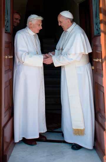 Ya no solo está el Papa, está también el “Papa emérito”...