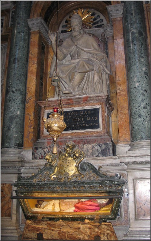 El cuerpo incorrupto de San Pío V permanece en la Basílica de Santa María la Mayor, en Roma. 